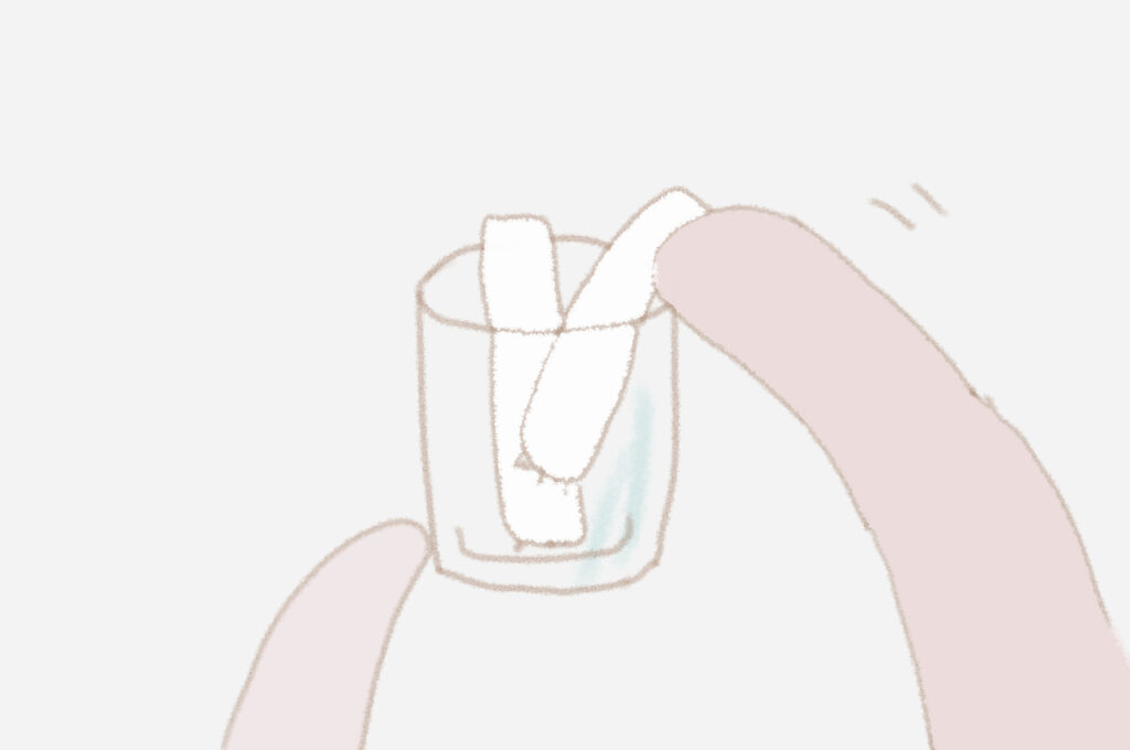(ネギをコップに挿しています。)